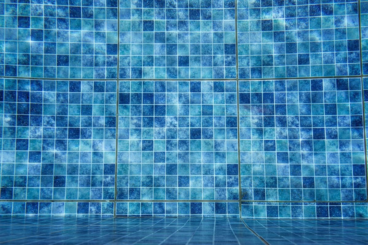 Cómo cambiar la arena del filtro de una piscina