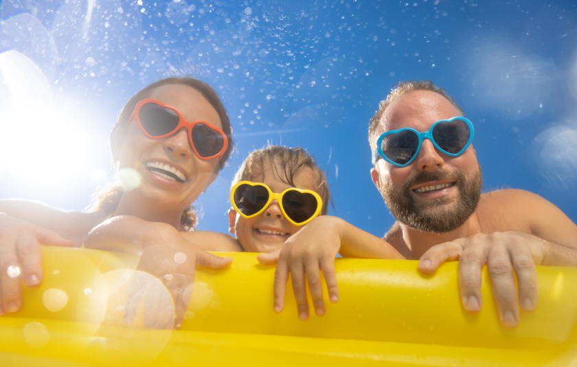 familia-divirtiendose-vacaciones-verano-gente-saltando-piscina-contra-fondo-cielo-azul-concepto-vacaciones-activas-vacaciones-primavera 1.png